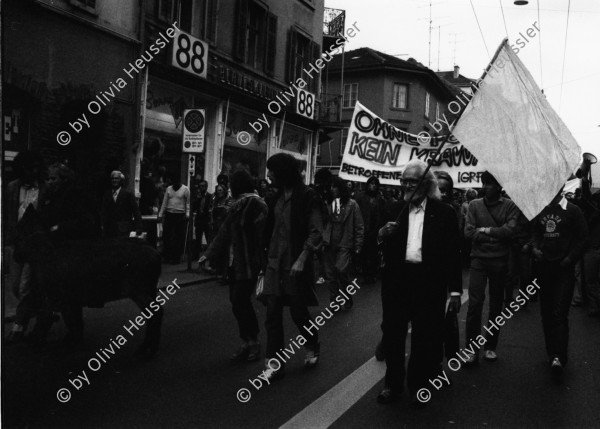 Image of sheet 19800192 photo 35: frtsg. 800190 Unzufriedenen Demonstration mit ca. 7000 Personen  Pfarrer Ernst Sieber mit Esel. Transparent ' Ohne Polizei kein Krawall . Betroffene Eltern IGF. Frau im Rollstuhl. 88 Laden Kleider Store
Mann mit weisser Fahne immitiert und kopiert den Friedensapostel Max Daetwyler Peace Friede
Zürich 1980 youth movement protest
Jugendbewegung Bewegig AJZ Zürcher Jugendunruhen Demonstrationen