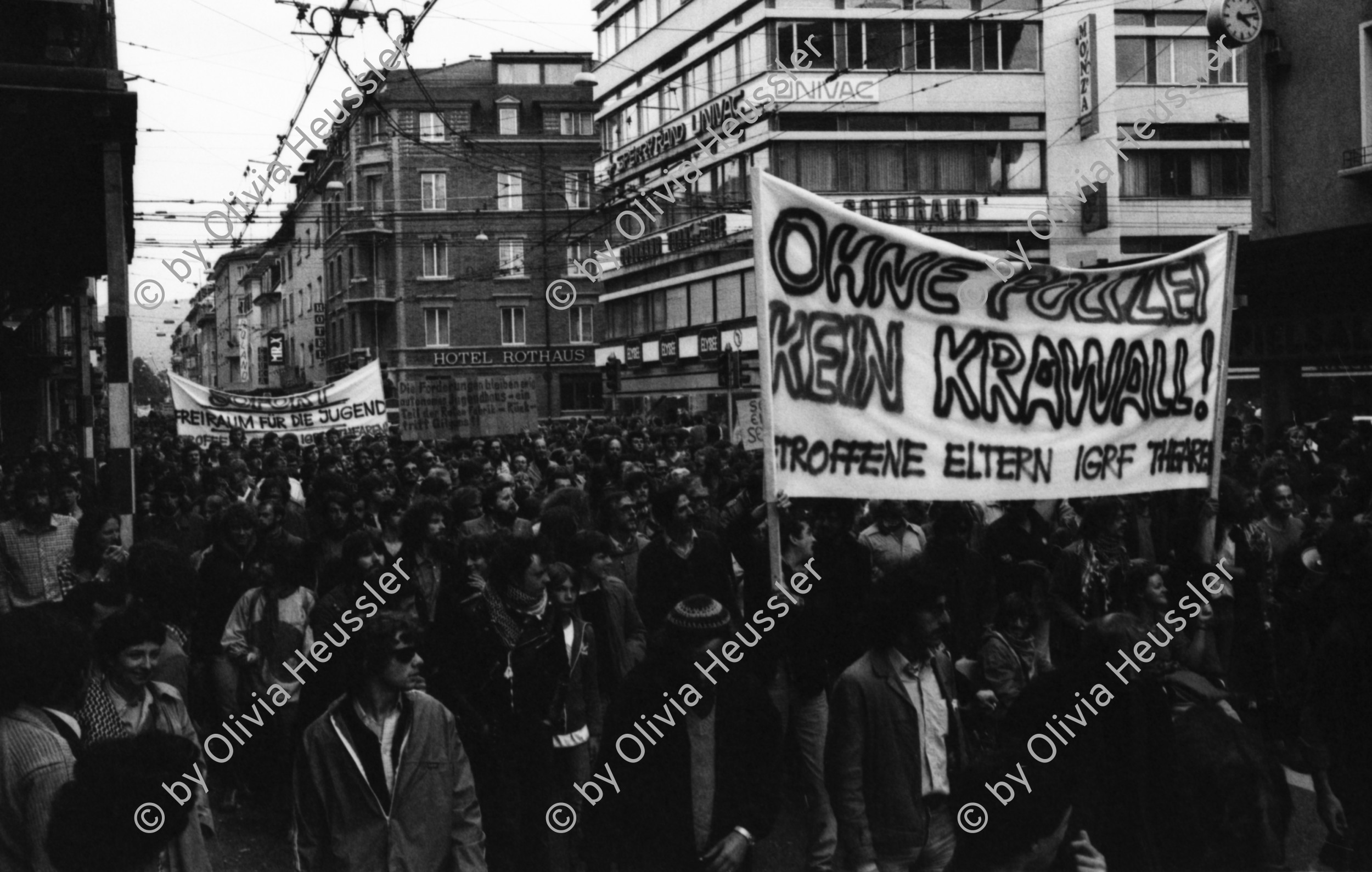 Image of sheet 19800192 photo 37: Unzufriedenen Demonstration an der Langstrasse in Zürich, 1980. youth movement protest Jugendbewegung Bewegig AJZ Zürcher Jugendunruhen Demonstrationen