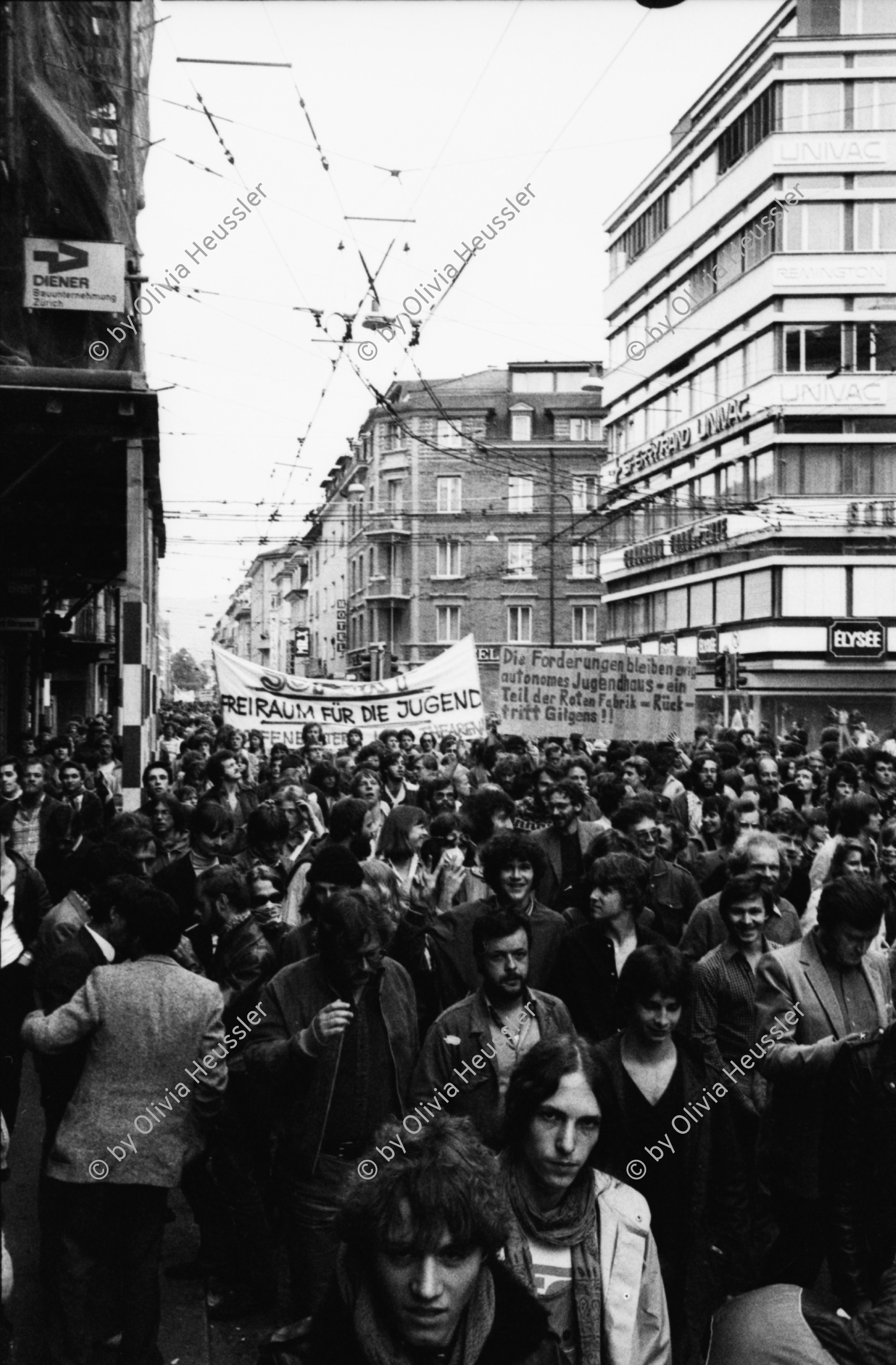 Image of sheet 19800192 photo 38: Unzufriedenen Demonstration an der Langstrasse, Zuerich 1980.

Zürich ZAZ Bellerive
youth movement protest
Jugendbewegung Bewegig  Zürcher Jugendunruhen Demonstrationen
Exhibition: Photobastei 2.0 Zürich 2020