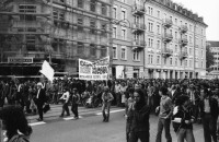 Image of sheet 19800192 photo 5: Demonstration beim Bahnhofplatz, 1980 in Zuerich waehrend den Jugendunruhen. 
Jugendbewegung Bewegig Zürcher