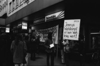 Image of sheet 19800200 photo 12: Demonstration Protest der RML Revolutionären Marxistischen Liga, später SAP Sozialistische Arbeiterpartei,  Trotzkisten vor American Express Bahnhofstrasse gegen U.S. Politik Jimmy Carters in Iran. ' Jimmys Wahlkampf ist kein Weltkrieg wert  ' Nieder mit dem Bankengeheimnis ! Alle Shahgelder den iranischen Arbeitern ' Hände weg vom Iran. Zürich Schweiz Switzerland Demonstration protest 1980
© 1980, by OLIVIA HEUSSLER / www.clic.li