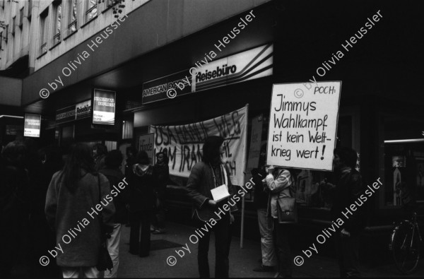 Image of sheet 19800200 photo 12: Demonstration Protest der RML Revolutionären Marxistischen Liga, später SAP Sozialistische Arbeiterpartei,  Trotzkisten vor American Express Bahnhofstrasse gegen U.S. Politik Jimmy Carters in Iran. ' Jimmys Wahlkampf ist kein Weltkrieg wert  ' Nieder mit dem Bankengeheimnis ! Alle Shahgelder den iranischen Arbeitern ' Hände weg vom Iran. Zürich Schweiz Switzerland Demonstration protest 1980
© 1980, by OLIVIA HEUSSLER / www.clic.li