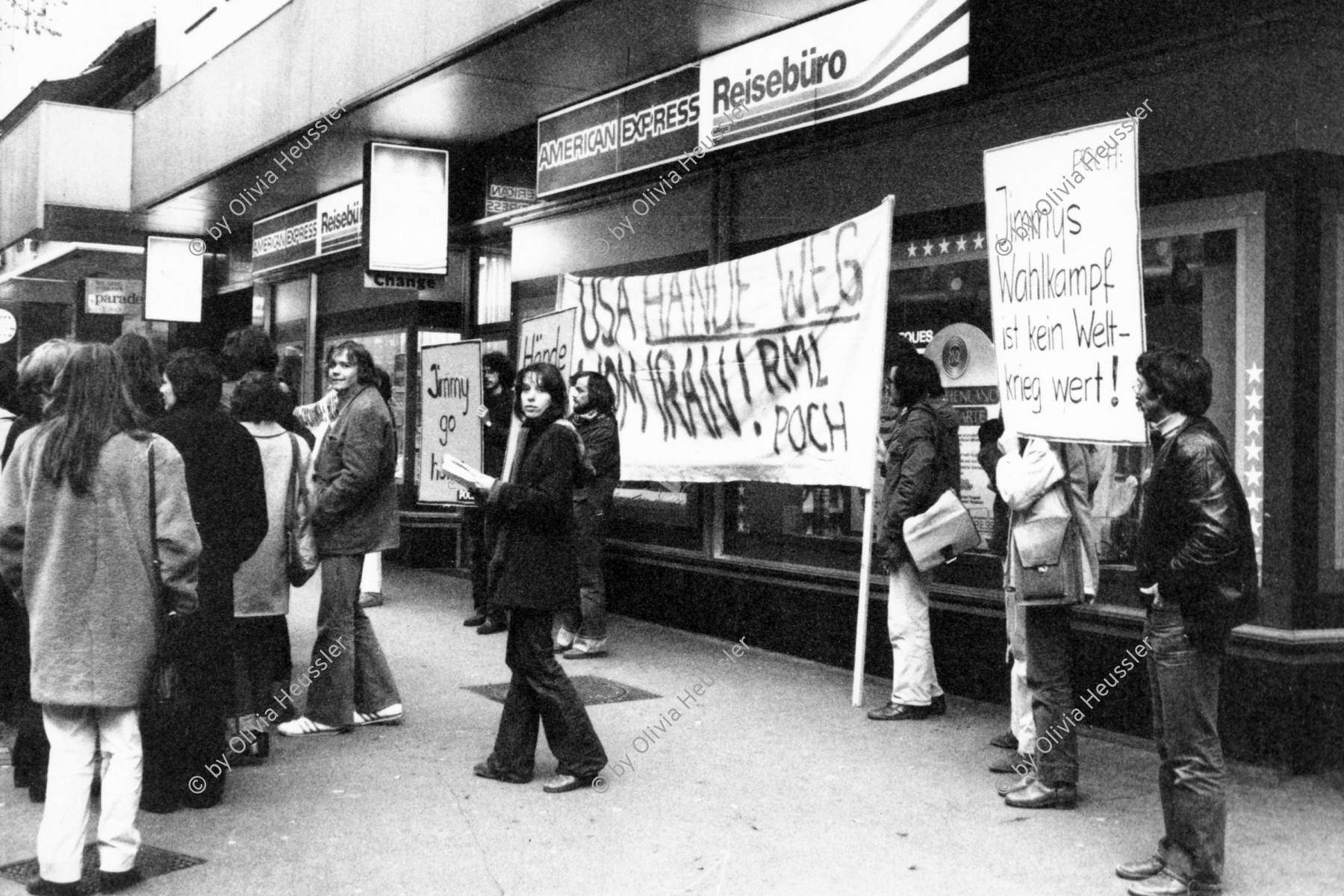 Image of sheet 19800200 photo 13: Demonstration Protest der RML Revolutionären Marxistischen Liga, später SAP Sozialistische Arbeiterpartei,  Trotzkisten vor American Express Bahnhofstrasse gegen U.S. Politik Jimmy Carters in Iran. ' Jimmys Wahlkampf ist kein Weltkrieg wert  ' Nieder mit dem Bankengeheimnis ! Alle Shahgelder den iranischen Arbeitern ' Hände weg vom Iran. Zürich Schweiz Switzerland Demonstration protest 1980
© 1980, by OLIVIA HEUSSLER / www.clic.li