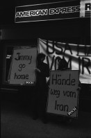 Image of sheet 19800200 photo 14: Demonstration Protest der RML Revolutionären Marxistischen Liga, später SAP Sozialistische Arbeiterpartei,  Trotzkisten vor American Express Bahnhofstrasse gegen U.S. Politik Jimmy Carters in Iran. ' Jimmys Wahlkampf ist kein Weltkrieg wert  ' Nieder mit dem Bankengeheimnis ! Alle Shahgelder den iranischen Arbeitern ' Hände weg vom Iran. Zürich Schweiz Switzerland Demonstration protest 1980
© 1980, by OLIVIA HEUSSLER / www.clic.li