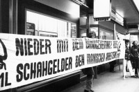 Image of sheet 19800200 photo 19: Demonstration Protest der RML Revolutionären Marxistischen Liga, später SAP Sozialistische Arbeiterpartei,  Trotzkisten vor American Express Bahnhofstrasse gegen U.S. Politik Jimmy Carters in Iran. Banner Transparent ' Nieder mit dem Bankengeheimnis ! Alle Shahgelder den iranischen Arbeitern ' Zürich Schweiz Switzerland Demonstration protest 1980
© 1980, by OLIVIA HEUSSLER / www.clic.li