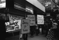 Image of sheet 19800200 photo 2: Protest gegen US Politik im Iran, Paradeplatz, Zuerich 1980.