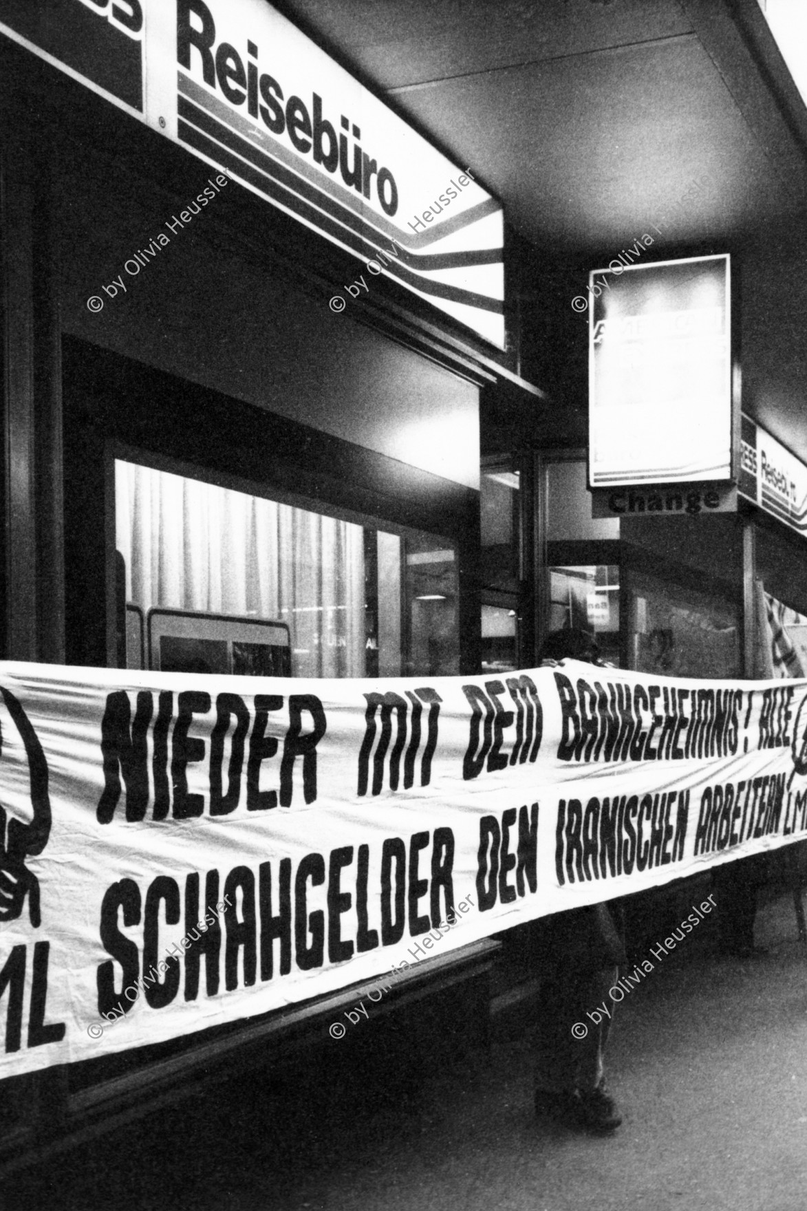 Image of sheet 19800200 photo 20: Demonstration Protest der RML Revolutionären Marxistischen Liga, später SAP Sozialistische Arbeiterpartei, Trotzkisten vor American Express Reisebüro Bahnhofstrasse gegen U.S. Politik Jimmy Carters in Iran. Banner Transparent ' Nieder mit dem Bankengeheimnis ! Alle Shahgelder den iranischen Arbeitern ' Zürich Schweiz Switzerland Demonstration protest 1980
© 1980, by OLIVIA HEUSSLER / www.clic.li