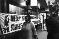 Image of sheet 19800200 photo 21: Demonstration Protest der RML Revolutionären Marxistischen Liga, später SAP Sozialistische Arbeiterpartei, Trotzkisten vor American Express Reisebüro Bahnhofstrasse gegen U.S. Politik Jimmy Carters in Iran. Banner Transparent ' Nieder mit dem Bankengeheimnis ! Alle Shahgelder den iranischen Arbeitern ' Zürich Schweiz Switzerland Demonstration protest 1980 woman in front of Banner
© 1980, by OLIVIA HEUSSLER / www.clic.li