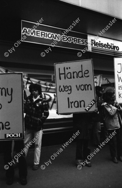 Image of sheet 19800200 photo 3: Demonstration Protest der RML Revolutionären Marxistischen Liga, später SAP Sozialistische Arbeiterpartei,  Trotzkisten vor American Express Bahnhofstrasse gegen U.S. Politik Jimmy Carters in Iran. ' Jimmys Wahlkampf ist kein Weltkrieg wert  ' Nieder mit dem Bankengeheimnis ! Alle Shahgelder den iranischen Arbeitern ' Hände weg vom Iran. Zürich Schweiz Switzerland Demonstration protest 1980
© 1980, by OLIVIA HEUSSLER / www.clic.li