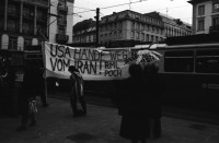 Image of sheet 19800200 photo 31: Demonstration Protest der RML Revolutionären Marxistischen Liga, später SAP Sozialistische Arbeiterpartei,  Trotzkisten vor American Express Bahnhofstrasse gegen U.S. Politik Jimmy Carters in Iran. ' Jimmys Wahlkampf ist kein Weltkrieg wert  ' Nieder mit dem Bankengeheimnis ! Alle Shahgelder den iranischen Arbeitern ' Hände weg vom Iran. Zürich Schweiz Switzerland Demonstration protest 1980
© 1980, by OLIVIA HEUSSLER / www.clic.li