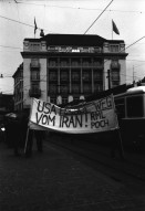 Image of sheet 19800200 photo 32: Demonstration Protest der RML Revolutionären Marxistischen Liga, später SAP Sozialistische Arbeiterpartei,  Trotzkisten vor American Express Bahnhofstrasse gegen U.S. Politik Jimmy Carters in Iran. ' Jimmys Wahlkampf ist kein Weltkrieg wert  ' Nieder mit dem Bankengeheimnis ! Alle Shahgelder den iranischen Arbeitern ' Hände weg vom Iran. Zürich Schweiz Switzerland Demonstration protest 1980
© 1980, by OLIVIA HEUSSLER / www.clic.li