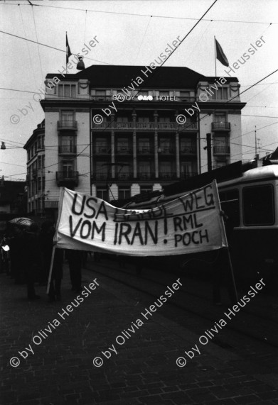 Image of sheet 19800200 photo 32: Demonstration Protest der RML Revolutionären Marxistischen Liga, später SAP Sozialistische Arbeiterpartei,  Trotzkisten vor American Express Bahnhofstrasse gegen U.S. Politik Jimmy Carters in Iran. ' Jimmys Wahlkampf ist kein Weltkrieg wert  ' Nieder mit dem Bankengeheimnis ! Alle Shahgelder den iranischen Arbeitern ' Hände weg vom Iran. Zürich Schweiz Switzerland Demonstration protest 1980
© 1980, by OLIVIA HEUSSLER / www.clic.li