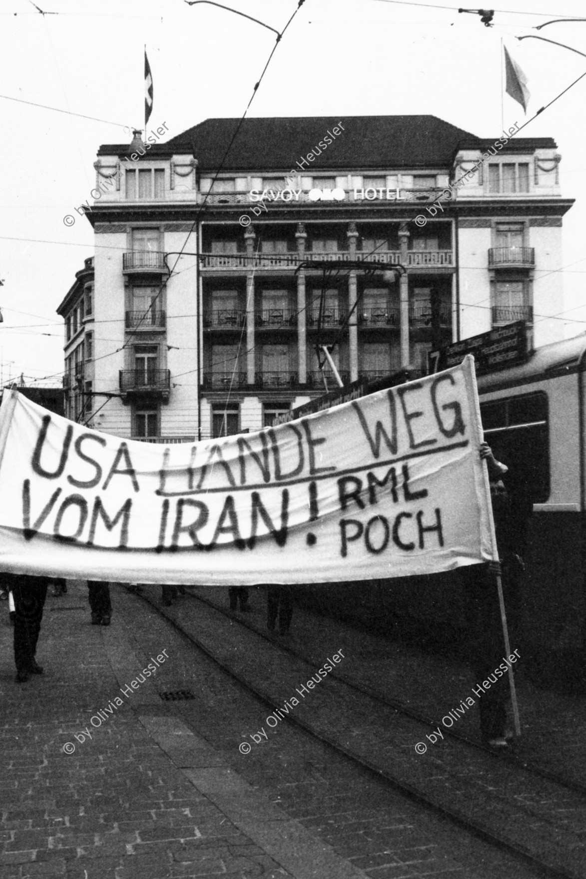 Image of sheet 19800200 photo 33: Demonstration Protest der RML Revolutionären Marxistischen Liga, später SAP Sozialistische Arbeiterpartei,  Trotzkisten und POCH (Progressiven Organisationen Schweiz) am Paradeplatz Bahnhofstrasse gegen U.S. Politik Jimmy Carters in Iran. ' USA Hände weg vom Iran. Zürich Schweiz Switzerland Demonstration protest 1980
Hotel Savoy