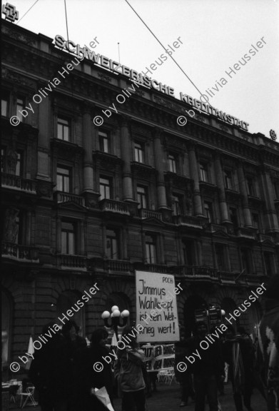 Image of sheet 19800200 photo 38: Protest der Trotzkisten vor der Schweizerischen Kreditanstalt gegen die Politik Jimmy Carters in Iran. ' Jimmys Wahlkampf ist kein Weltkrieg wert', Zürich 1980.
Schweiz Switzerland Demonstration protest