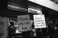 Image of sheet 19800200 photo 4: Demonstration Protest der RML Revolutionären Marxistischen Liga, später SAP Sozialistische Arbeiterpartei,  Trotzkisten vor American Express Bahnhofstrasse gegen U.S. Politik Jimmy Carters in Iran. ' Jimmys Wahlkampf ist kein Weltkrieg wert  ' Nieder mit dem Bankengeheimnis ! Alle Shahgelder den iranischen Arbeitern ' Hände weg vom Iran. Zürich Schweiz Switzerland Demonstration protest 1980
© 1980, by OLIVIA HEUSSLER / www.clic.li