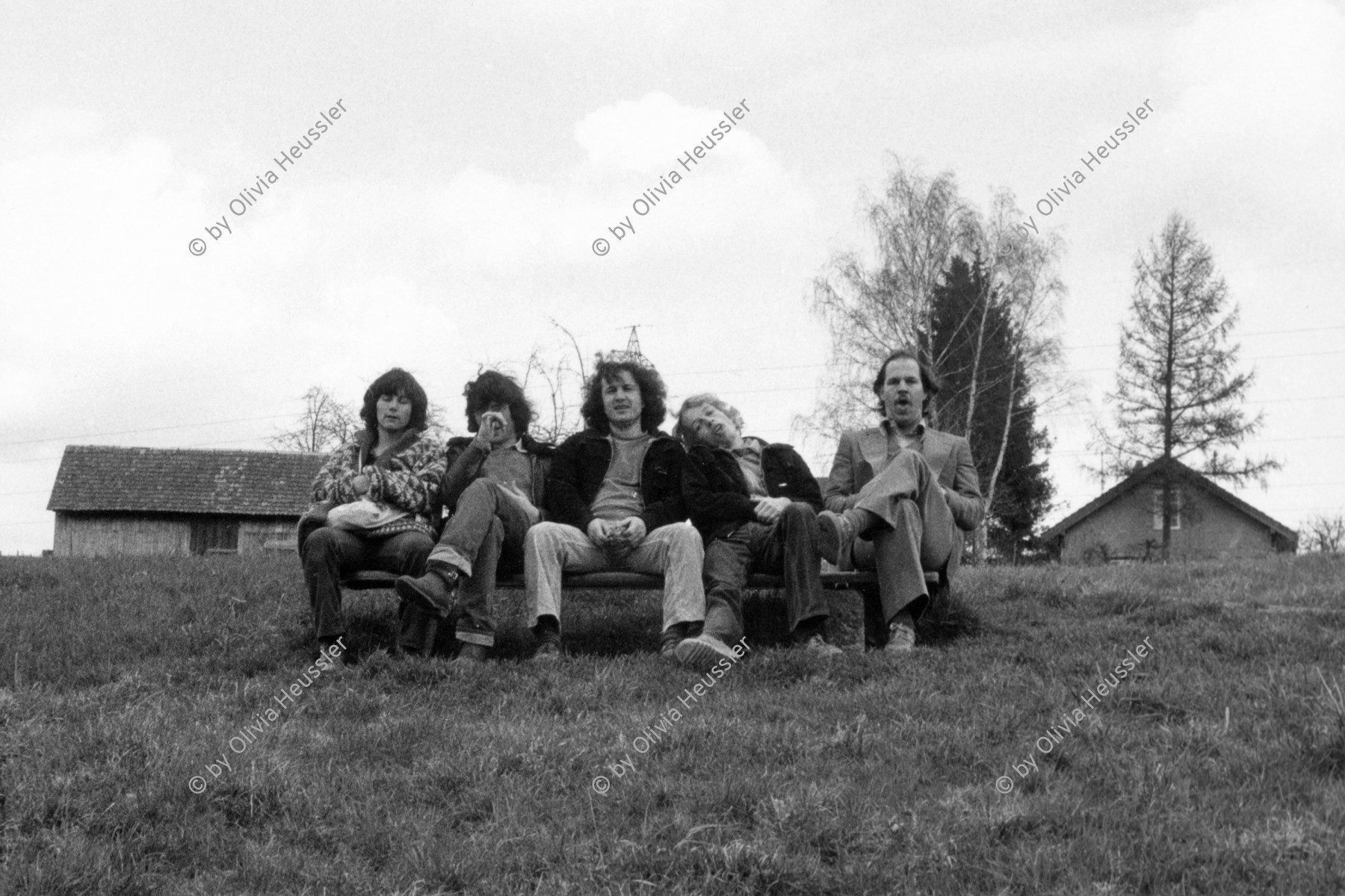 Image of sheet 19800210 photo 34: Spaziergang mit Rolf Meier Portrait, Pepo Hofstetter, Beat Schilter (gest.) Martin, Hampi und Olivia Heussler (li). Männer Gesicht Bild von Seite. Schweiz 1980
Swiss Switzerland Europe people man men political persons √