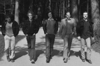 Image of sheet 19800210 photo 9: Spaziergang mit Rolf Meier (re), Luzius Harder (2.v. re) Pepo Hofstetter, (2. v.l.) Beat Schilter (gest.) (mi) Martin, Hampi Männer  Männergruppe Gruppenbild Schweiz 1980 √ Swiss Switzerland Europe people man men political persons