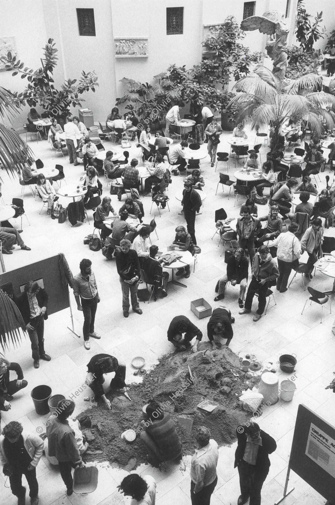 Image of sheet 19800240 photo 10: Studierende in der Universitaet beim puddeln im Sandkasten, Zuerich 1980. Protest gegen das Verbot eines Videofilm. student Universität Schweiz
Exhibition: Photobastei 2.0 Zürich 2020