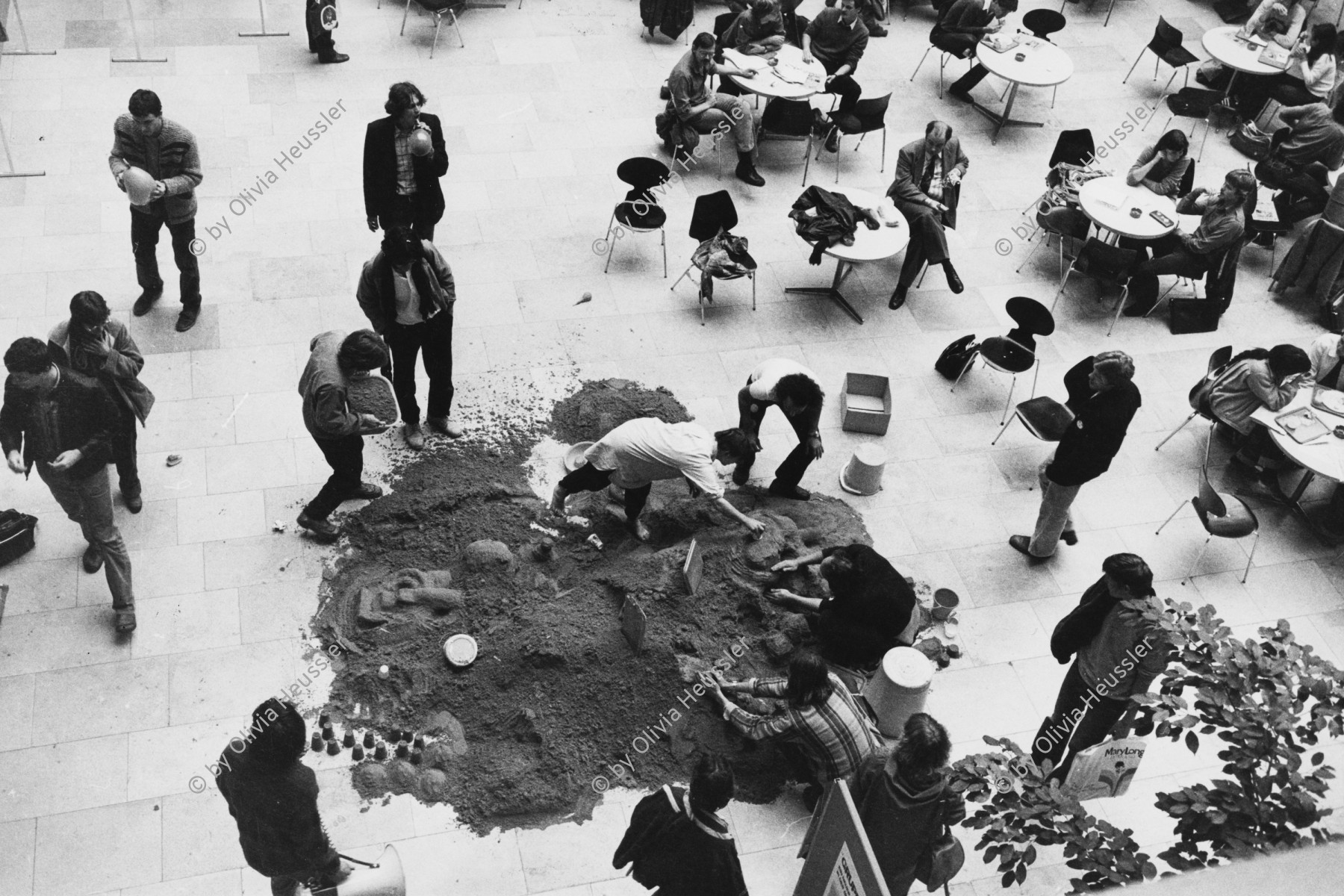 Image of sheet 19800240 photo 19: Studierende in der Universitaet beim puddeln im Sandkasten, Zuerich 1980. Protest gegen das Verbot eines Videofilm. student Universität Schweiz