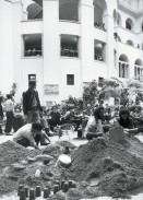 Image of sheet 19800240 photo 21: Studierende in der Universitaet beim puddeln im Sandkasten, Zuerich 1980. Protest gegen das Verbot eines Videofilm. student Universität Schweiz