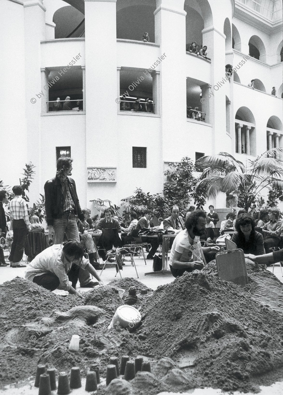 Image of sheet 19800240 photo 21: Studierende in der Universitaet beim puddeln im Sandkasten, Zuerich 1980. Protest gegen das Verbot eines Videofilm. student Universität Schweiz