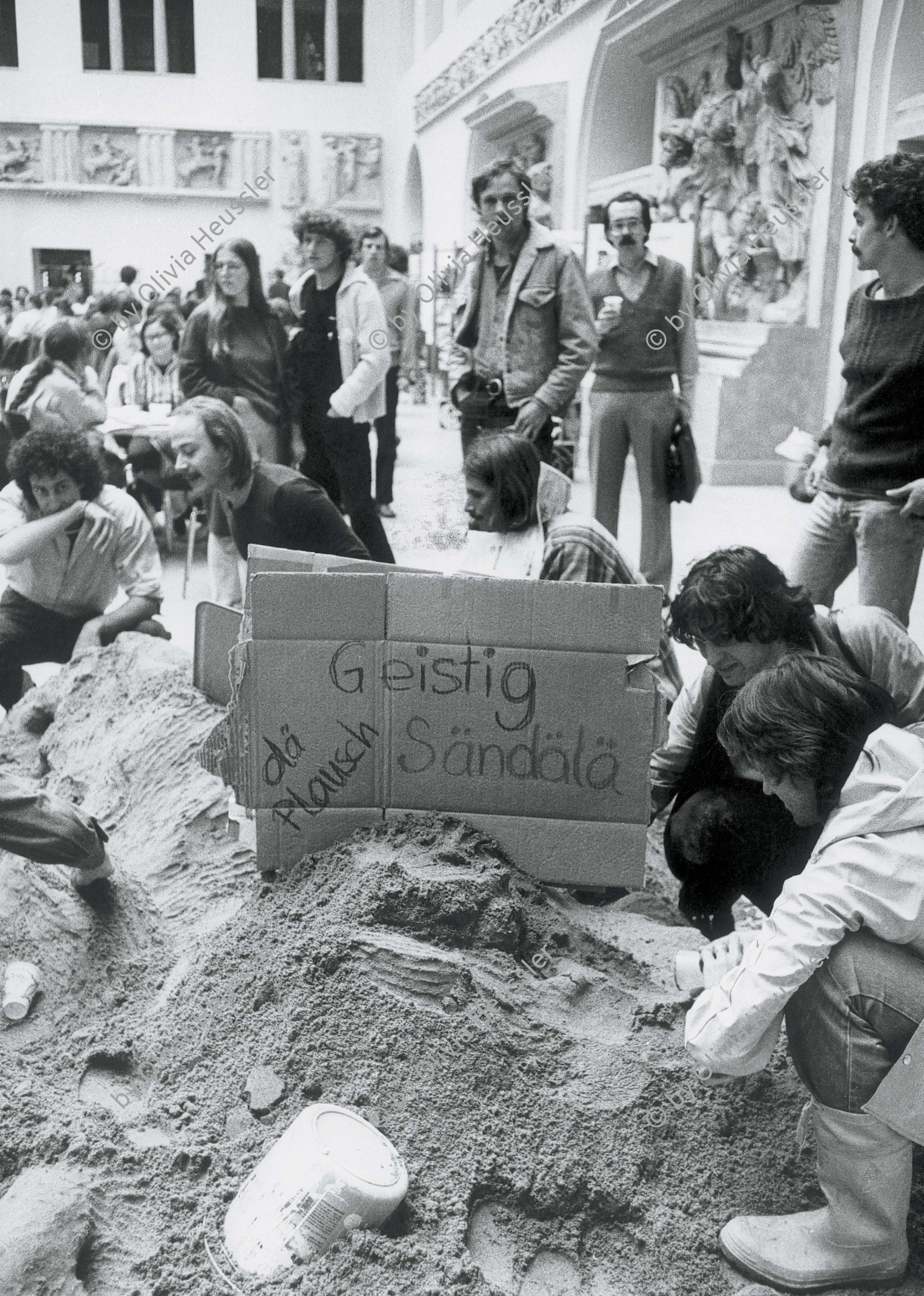 Image of sheet 19800240 photo 24: Studierende in der Universitaet beim puddeln im Sandkasten, Zuerich 1980.
Protest gegen das Verbot eines Videofilm. student Universität Schweiz