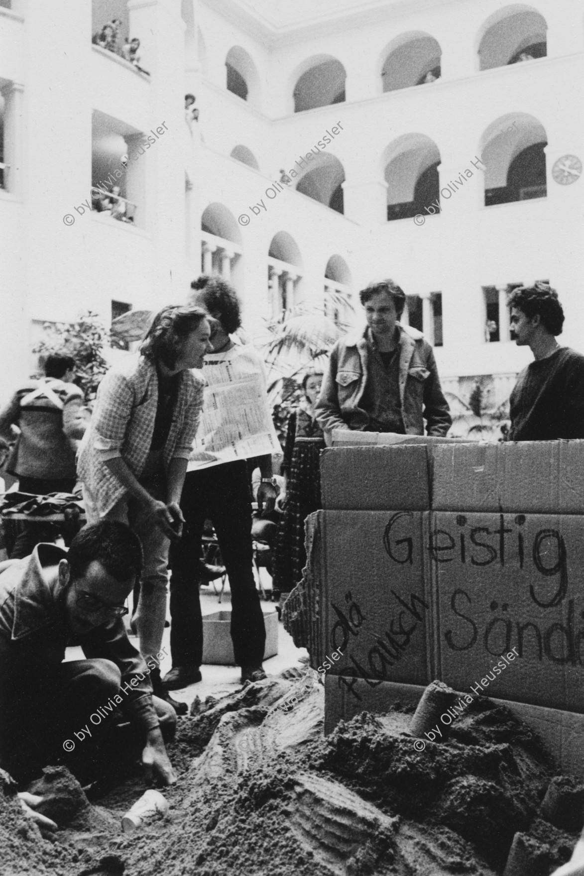 Image of sheet 19800240 photo 27: Studierende in der Universitaet beim puddeln im Sandkasten, Zuerich 1980. Protest gegen das Verbot eines Videofilm. student Universität Schweiz