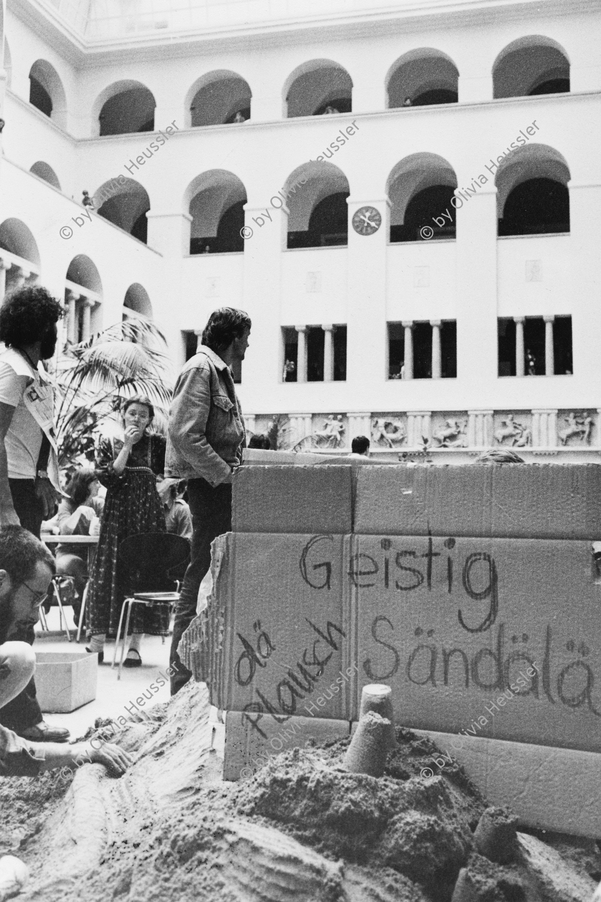 Image of sheet 19800240 photo 28: Studierende in der Universitaet beim puddeln im Sandkasten, Zuerich 1980. Protest gegen das Verbot eines Videofilm. student Universität Schweiz