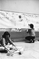 Image of sheet 19800240 photo 38: Studierende in der Universitaet protestieren gegen das Verbot eines Videofilms, Zuerich 1980. 
student Universität Schweiz