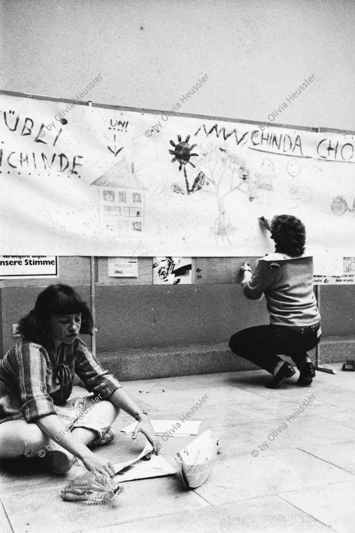 Image of sheet 19800240 photo 38: Studierende in der Universitaet protestieren gegen das Verbot eines Videofilms, Zuerich 1980. 
student Universität Schweiz