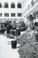 Image of sheet 19800240 photo 8: Studierende in der Universitaet beim puddeln im Sandkasten, Zuerich 1980. Protest gegen das Verbot eines Videofilm. student Universität Schweiz