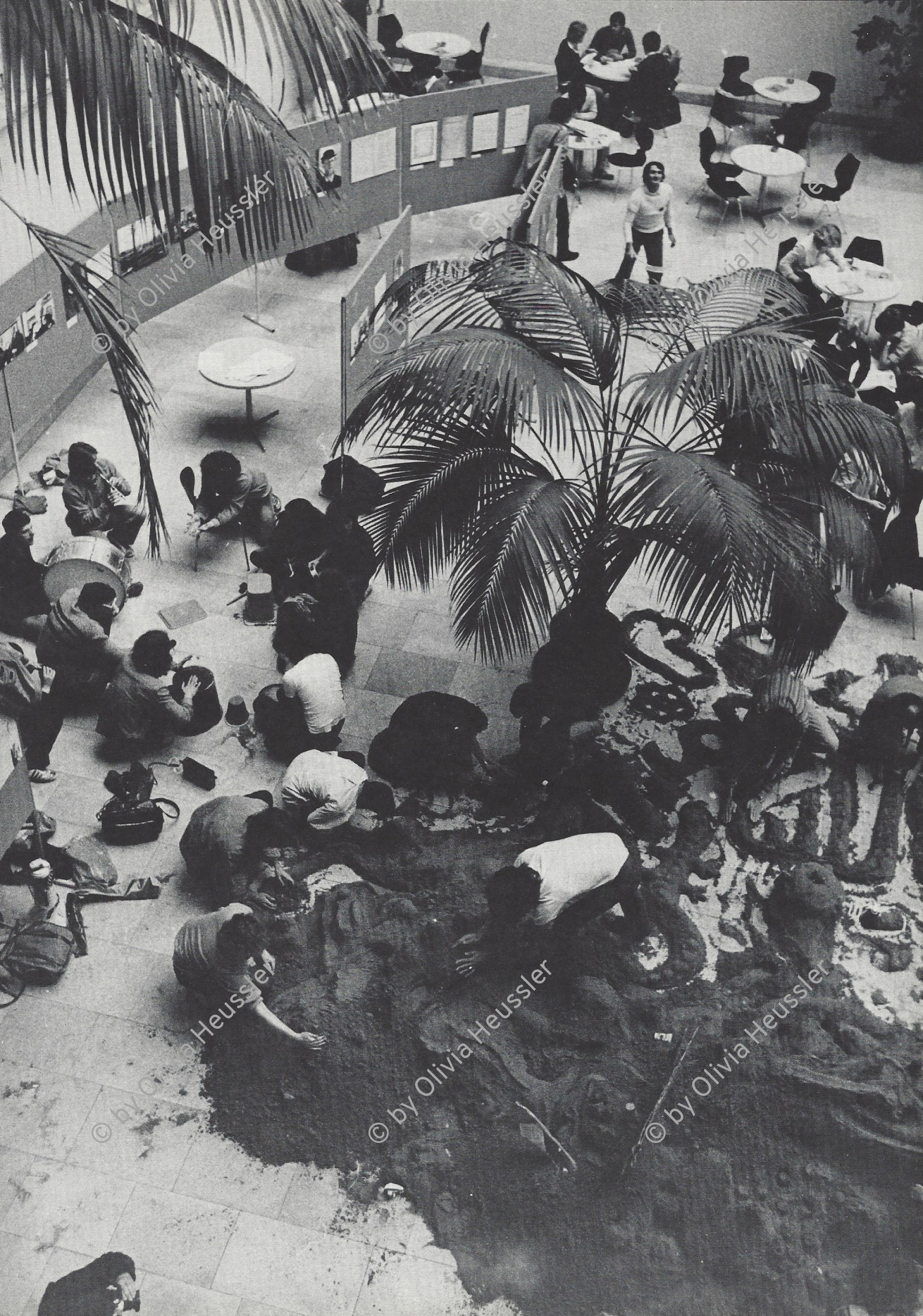 Image of sheet 19800241 photo 21: Sändele Lichthof Mensa Universität Zürich. Paragrafenzeichen aus Sand. Palme  Sandfiguren Spiel 'Gegen eine vergilgte Uni' In Kübel und Garette wird Sand transportiert. NEGATIVE BEI Gertrud Vogler
Jugendbewegung Bewegig AJZ Zürcher Jugendunruhen Demonstrationen
Zürich 1980 Youth protest movement flyer
scan ab fotobuch «Zuercher Jugendbewegung»