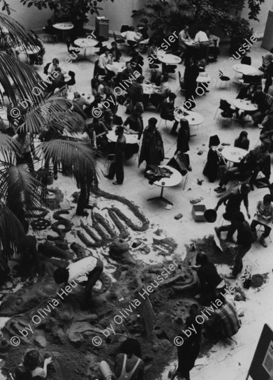 Image of sheet 19800241 photo 22: Paragrafenzeichen aus Sand. Palme Sandfiguren Spiel 'Gegen eine vergilgte Uni' In Kübel und Garette wird Sand transportiert.
Jugendbewegung Bewegig AJZ Zürcher Jugendunruhen Demonstrationen
Zürich 1980 youth movement protest
√
In der Uni-Mensa 'spielen' die Studierenden aus Protest wie kleine Kinder mit Sand.
Universität Jugendbewegung Bewegig AJZ Zürcher Jugendunruhen Demonstrationen Youth student protest Switzerland university