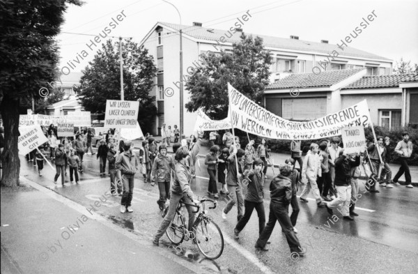 Image of sheet 19800261 photo 11: Kinder demonstrieren an der Schweighofstrasse gegen Verkehr, Zürich Schweiz 1980. 
trafic public transport Protest Demonstration Kids Strasse