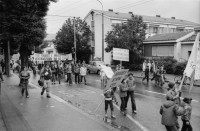 Image of sheet 19800261 photo 13: AnwohnerInnen und Kinder der Schweighofstrasse in Zürich demonstrieren 1980 gegen Autoverkehr. 

Dominik Landwehr links im Bild