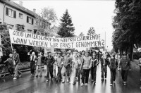 Image of sheet 19800261 photo 17: AnwohnerInnen  'Schweighofstrasse = Abgaskanal' Demo gegen Verkehr. Kinder   'Mehr Sicherheit für uns Aeltere' steht auf einem Schild eines Jungen! '2 Jahre und keine Lösung'  'Weg mit dem Autobahnverkehr auf der Quartierstrasse' etc. Key
Zürich Schweiz trafic public transport Protest Demonstration Kids Strasse