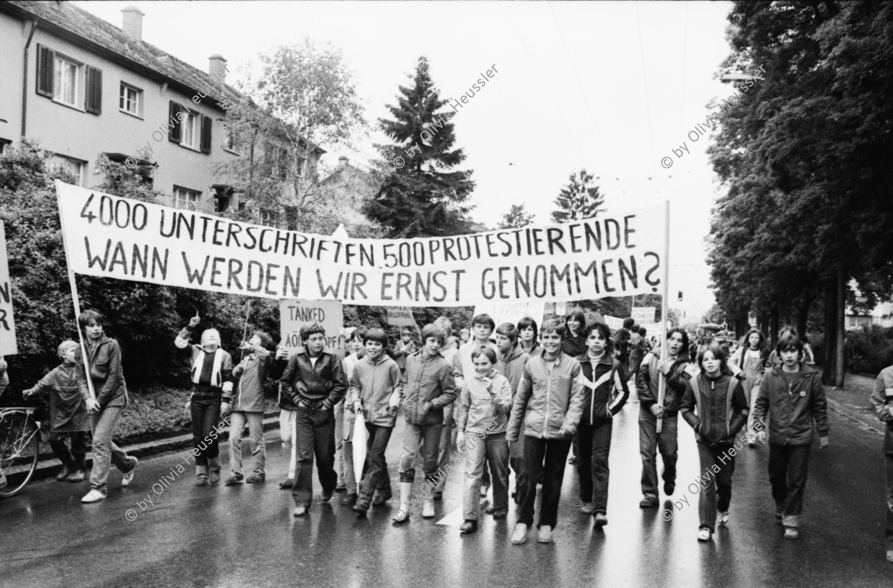 Image of sheet 19800261 photo 17: AnwohnerInnen  'Schweighofstrasse = Abgaskanal' Demo gegen Verkehr. Kinder   'Mehr Sicherheit für uns Aeltere' steht auf einem Schild eines Jungen! '2 Jahre und keine Lösung'  'Weg mit dem Autobahnverkehr auf der Quartierstrasse' etc. Key
Zürich Schweiz trafic public transport Protest Demonstration Kids Strasse