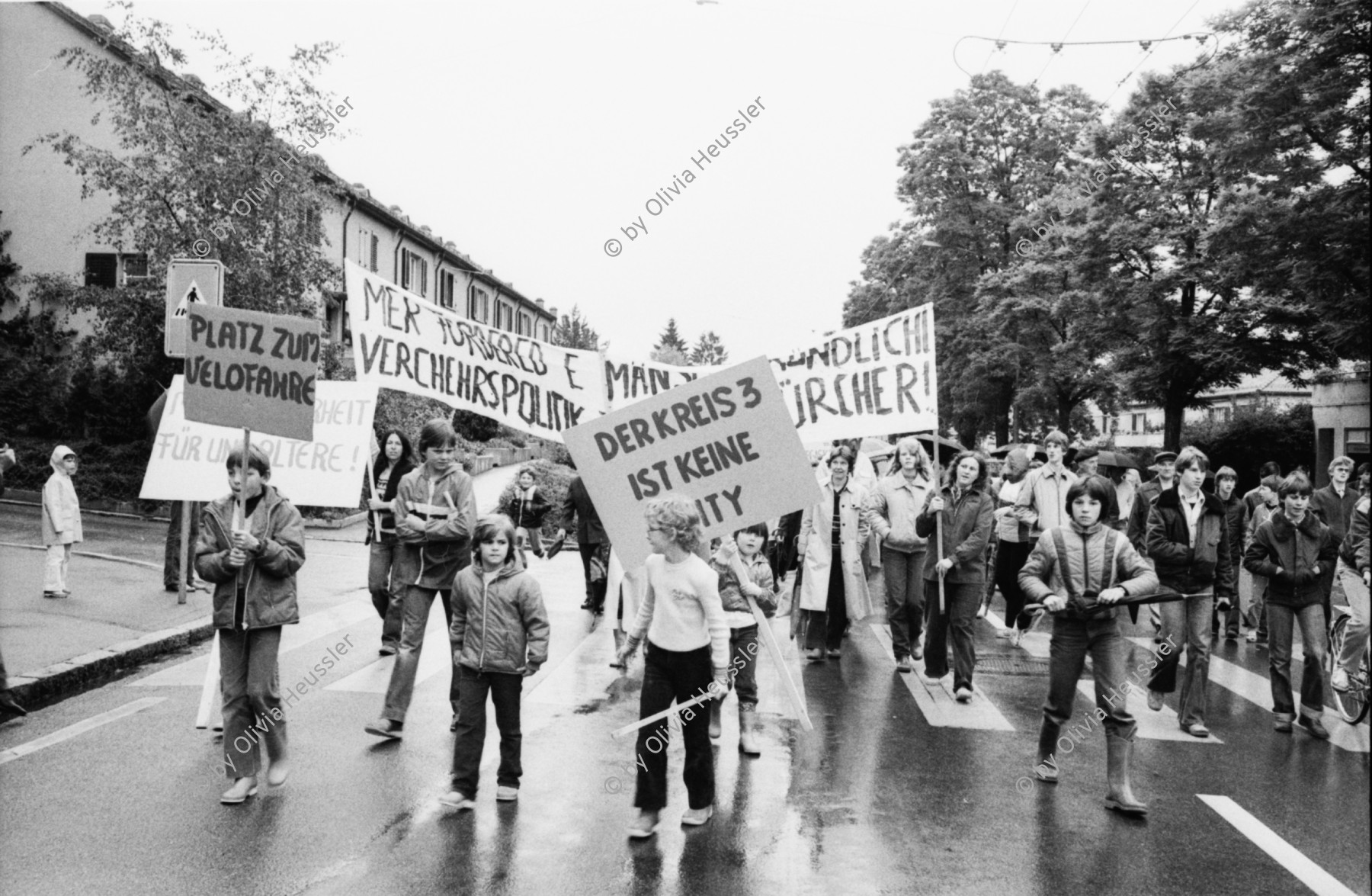 Image of sheet 19800261 photo 22: AnwohnerInnen  'Schweighofstrasse = Abgaskanal' Demo gegen Verkehr. Kinder   'Mehr Sicherheit für uns Aeltere' steht auf einem Schild eines Jungen! '2 Jahre und keine Lösung'  'Weg mit dem Autobahnverkehr auf der Quartierstrasse' etc. Key
Zürich Schweiz trafic public transport Protest Demonstration Kids Strasse