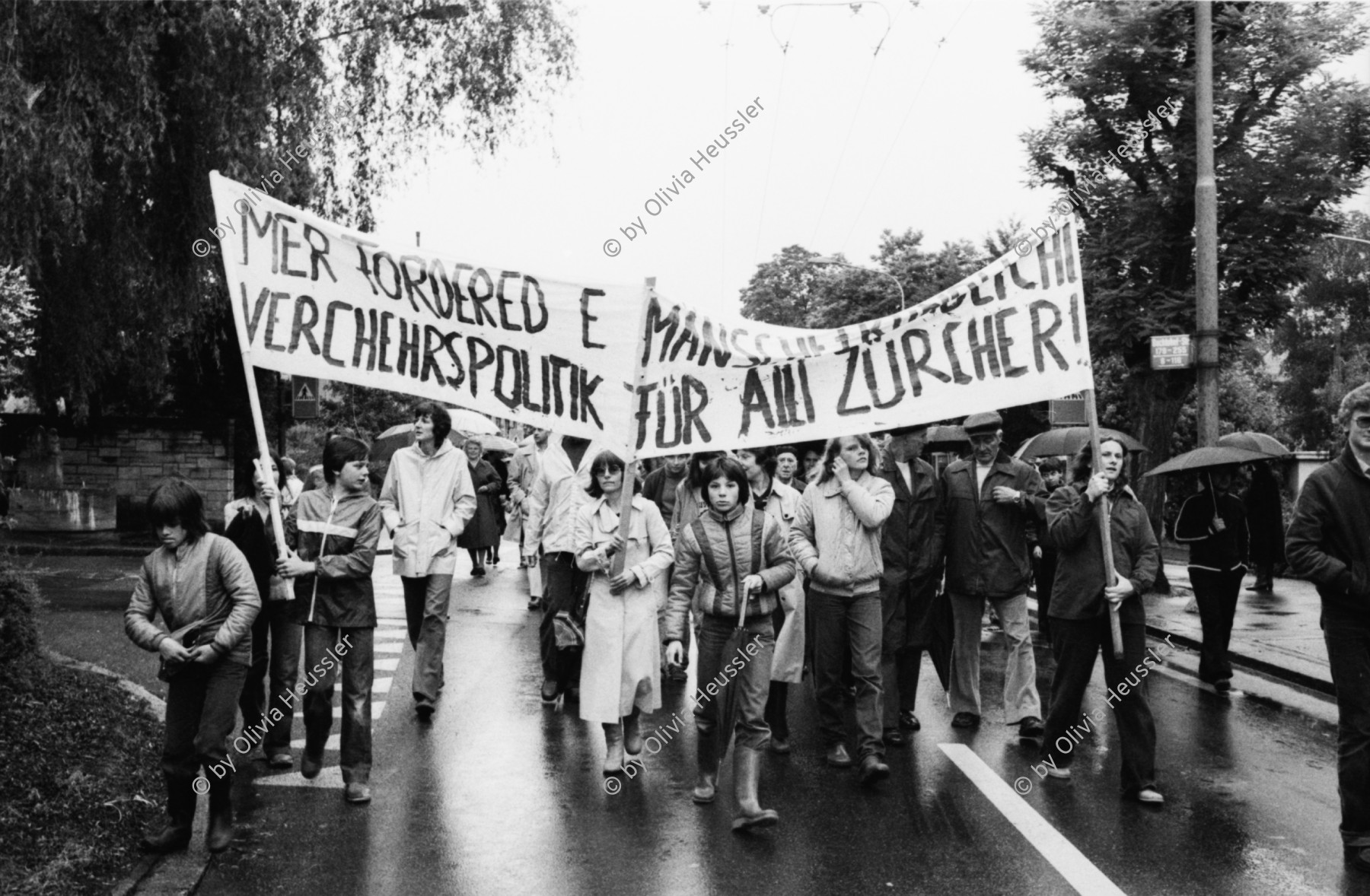 Image of sheet 19800261 photo 23: Kinder und AnwohnerInnen Protest gegen zuviel Verkehr an der Schweighofstrasse, Zürich, 1980.
Zürich Schweiz trafic public transport Protest Demonstration Kids Strasse