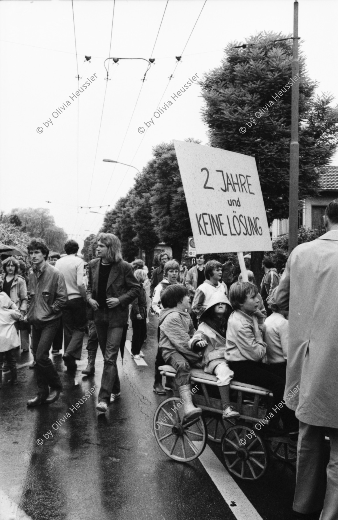 Image of sheet 19800261 photo 28: Kinder und AnwohnerInnen Protest gegen zuviel Verkehr an der Schweighofstrasse, Zürich, 1980.
 '2 Jahre und keine Lösung'