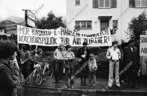 Image of sheet 19800261 photo 29: Kinder demonstrieren an der Schweighofstrasse gegen Verkehr, Zürich Schweiz 1980. 
trafic public transport Protest Demonstration Kids Strasse