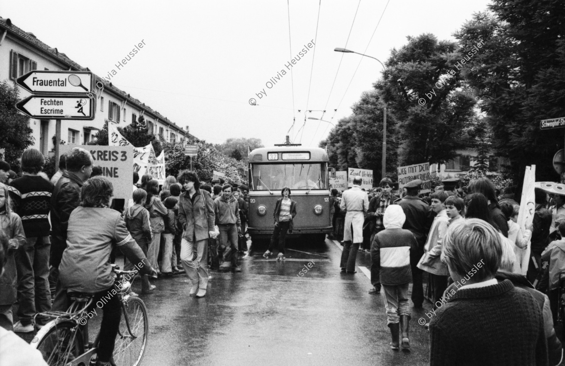 Image of sheet 19800261 photo 30: Kinder und AnwohnerInnen Protest gegen zuviel Verkehr an der Schweighofstrasse, Zürich, 1980.
Bus Trolley Nr. 32 VBZ
Zürich Schweiz trafic public transport Protest Demonstration Kids Strasse