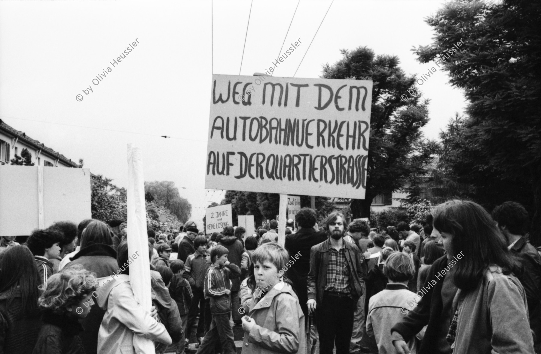 Image of sheet 19800261 photo 32: Kinder und AnwohnerInnen Protest gegen zuviel Verkehr an der Schweighofstrasse, Zürich, 1980.

Zürich Schweiz trafic public transport Protest Demonstration Kids Strasse 'Weg mit dem Autobahnverkehr auf der Quartierstrasse' etc. Key
Zürich Schweiz trafic public transport Protest Demonstration Kids Strasse