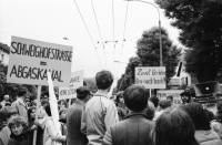 Image of sheet 19800261 photo 34: Kinder und AnwohnerInnen Protest gegen zuviel Verkehr an der 'Schweighofstrasse = Abgaskanal' Zürich, 1980.

Zürich Schweiz trafic public transport Protest Demonstration Kids Strasse