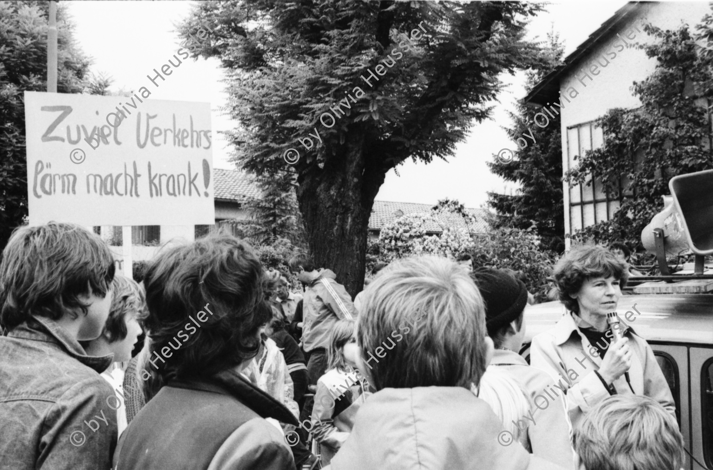 Image of sheet 19800261 photo 35: AnwohnerInnen  'Schweighofstrasse = Abgaskanal' Demo gegen Verkehr. Kinder 'Mehr Sicherheit für uns Aeltere' steht auf einem Schild eines Jungen! '2 Jahre und keine Lösung''Weg mit dem Autobahnverkehr auf der Quartierstrasse' etc. Key