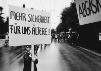 Image of sheet 19800261 photo 4: AnwohnerInnen  'Schweighofstrasse = Abgaskanal' Demo gegen Verkehr. Kinder 'Mehr Sicherheit für uns Aeltere' steht auf einem Schild eines Jungen! '2 Jahre und keine Lösung'  'Weg mit dem Autobahnverkehr auf der Quartierstrasse' Zürich Protest gegen Autoverkehr
√