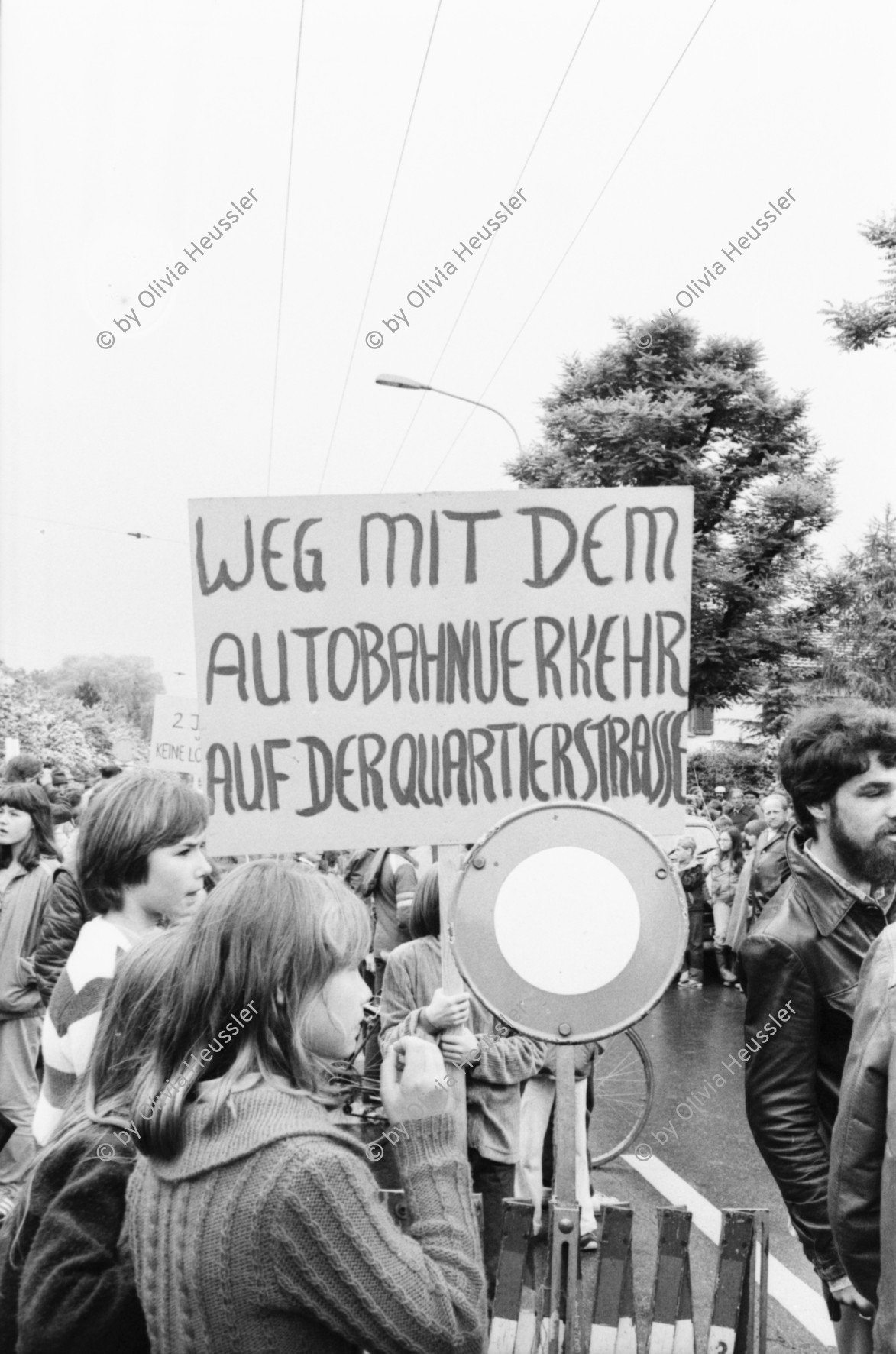 Image of sheet 19800262 photo 1: frtsg. 800261 Demonstration AnwohnerInnen Schweighofstrasse Zürich 'Zuviel Verkehrslärm macht krank'