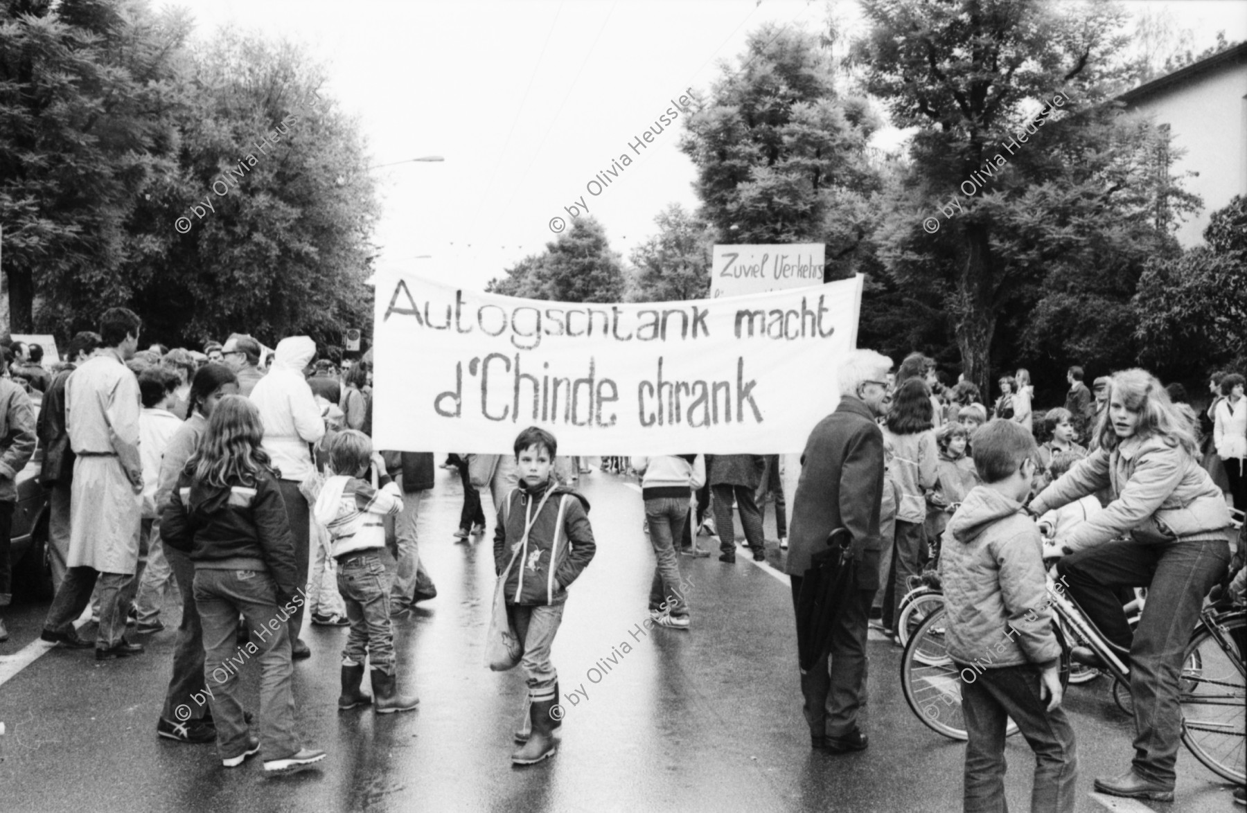 Image of sheet 19800262 photo 10: AnwohnerInnen 'Schweighofstrasse = Abgaskanal' Demo gegen Verkehr. Kinder 'Mehr Sicherheit für uns Aeltere' steht auf einem Schild eines Jungen! ' 2 Jahre und keine Lösung ' ' Weg mit dem Autobahnverkehr auf der Quartierstrasse ' etc. Key Zürich Schweiz trafic public transport Protest Demonstration Kids Strasse