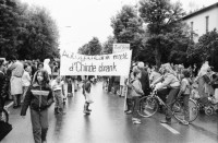 Image of sheet 19800262 photo 11: frtsg. 800261 Demonstration AnwohnerInnen Schweighofstrasse Zürich 'Zuviel Verkehrslärm macht krank'