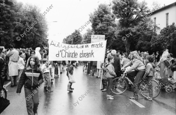 Image of sheet 19800262 photo 11: frtsg. 800261 Demonstration AnwohnerInnen Schweighofstrasse Zürich 'Zuviel Verkehrslärm macht krank'